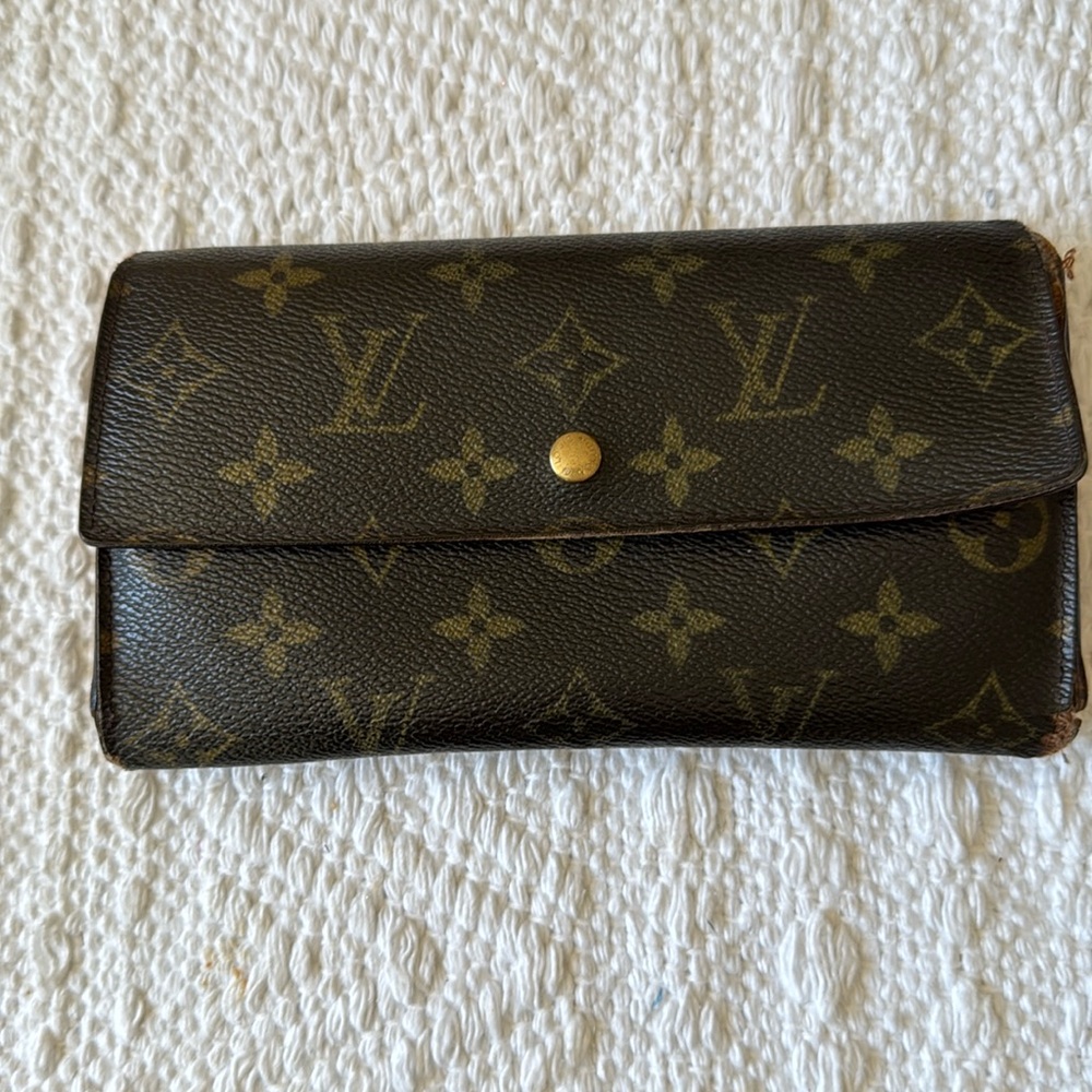 Authentic Louis Vuitton Mono Sarah Wallet.